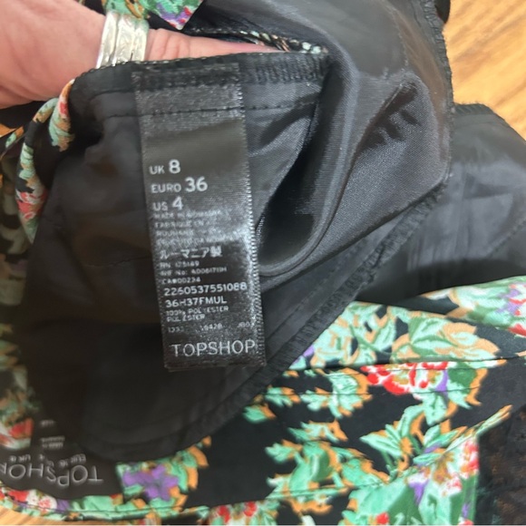 TOPSHOP | Floral Lace Trim Hem Shorts Size 4 - Picture 6 of 11